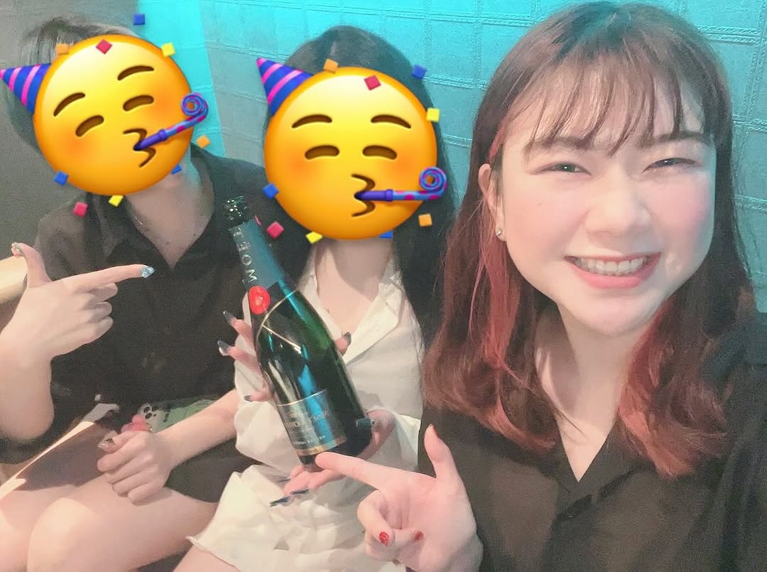 GIRLS LOUNGE 104
